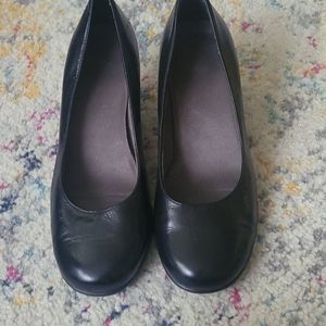 Gently worn Aerosoles black leather pumps